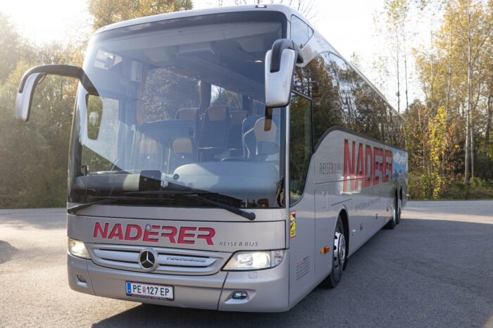 Mercedes Tourismo: 63 Sitzer – EURO 6 Motor außen