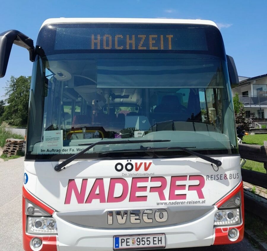 Ein Bus, den man für eine Hochzeit mieten könnte